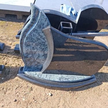 Dviejų dalių paminklai 50