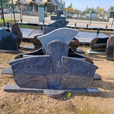 Trijų ir daugiau dalių paminklai 21