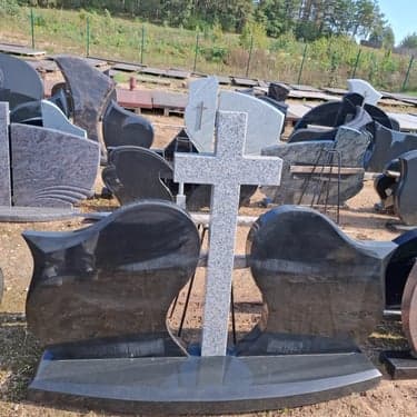 Trijų ir daugiau dalių paminklai 23